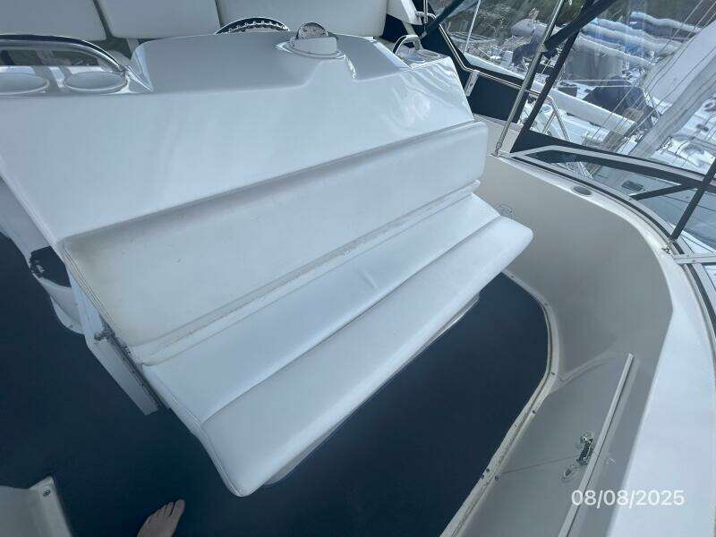39' Silverton flybridge forward seating