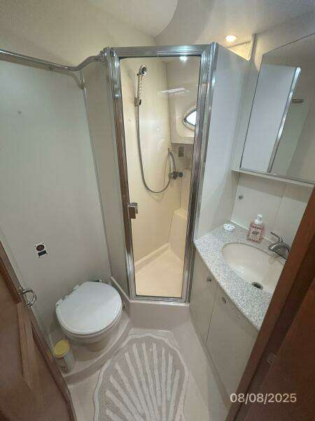 39' Silverton guest stateroom head