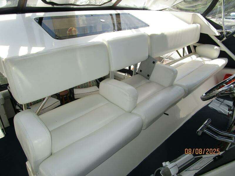 39' Silverton flybridge aft seating1