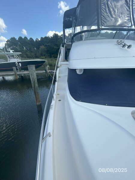39' Silverton starboard side deck2