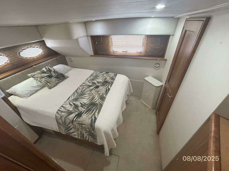 39' Silverton master stateroom