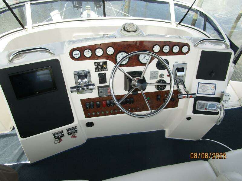 39' Silverton flybridge helm3