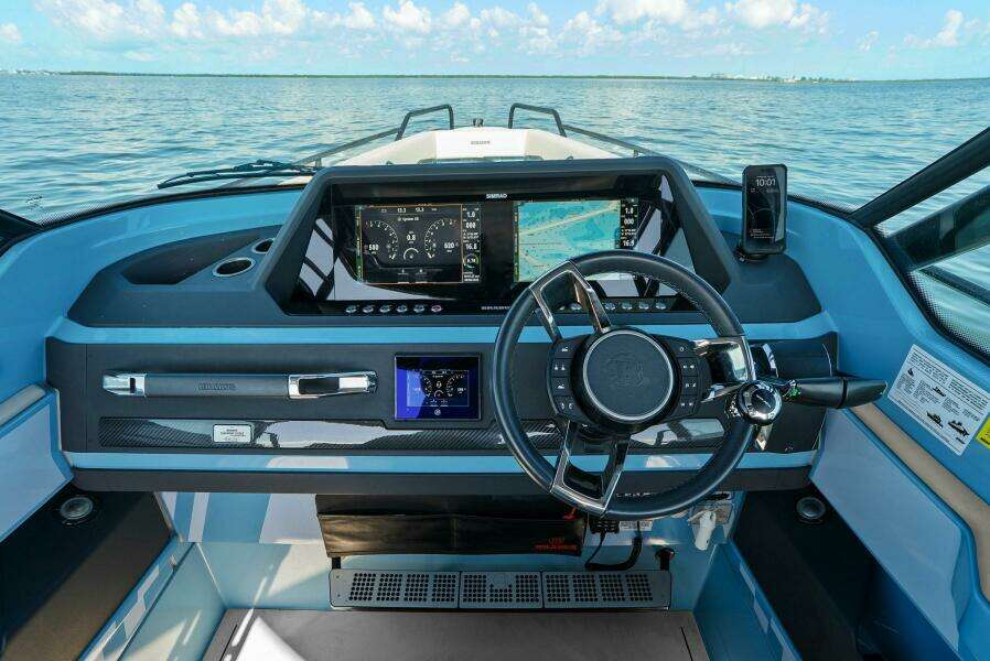 2022 Axopar Brabus Shadow 500 TT - Helm