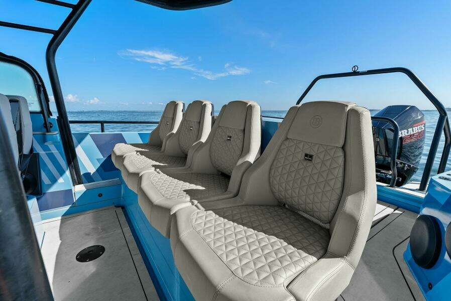 2022 Axopar Brabus Shadow 500 TT - Helm Seating
