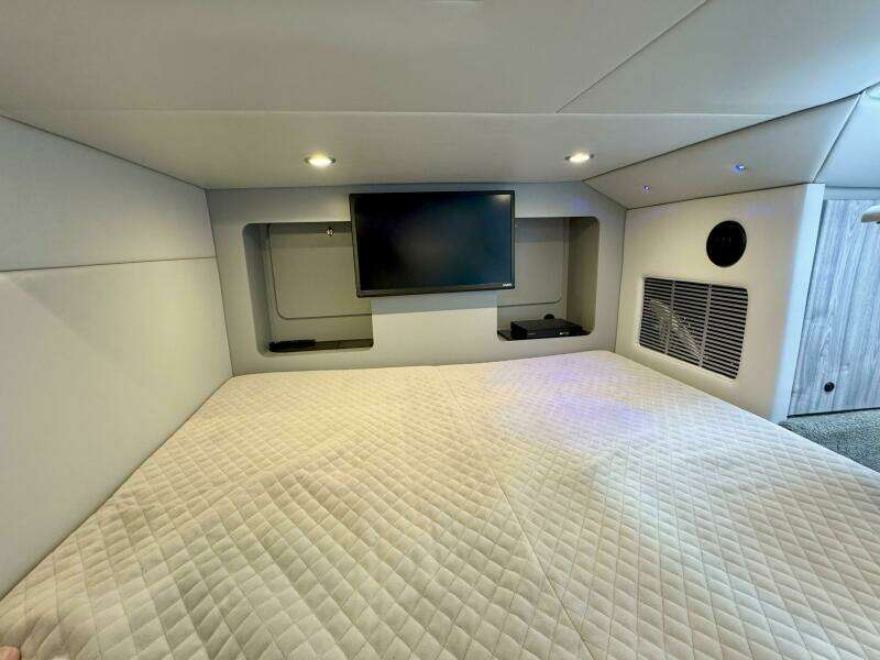 2024 Formula 350 Crossover Bowrider