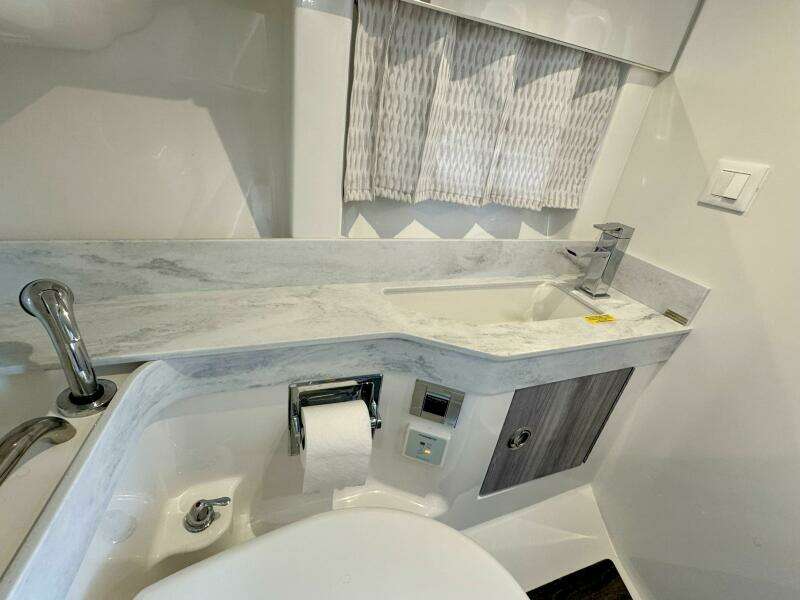 2024 Formula 350 Crossover Bowrider