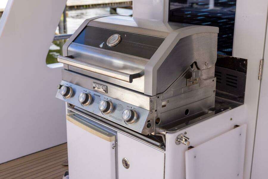 Stainless steel grill on ABD 90 Explorer yacht, 1996 model, with four control knobs.