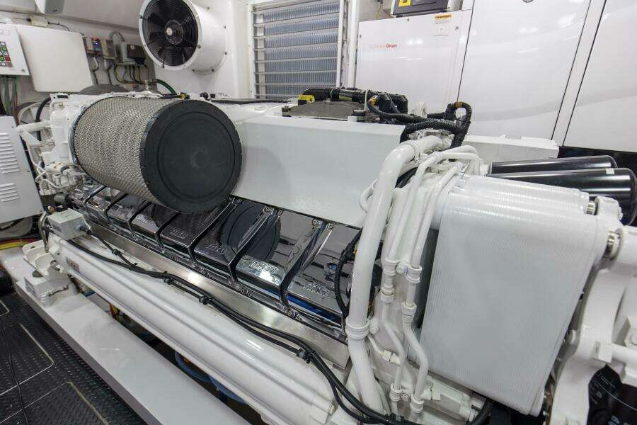 2016 92 Viking Enclosed Bridge Touche Engine Room (5)