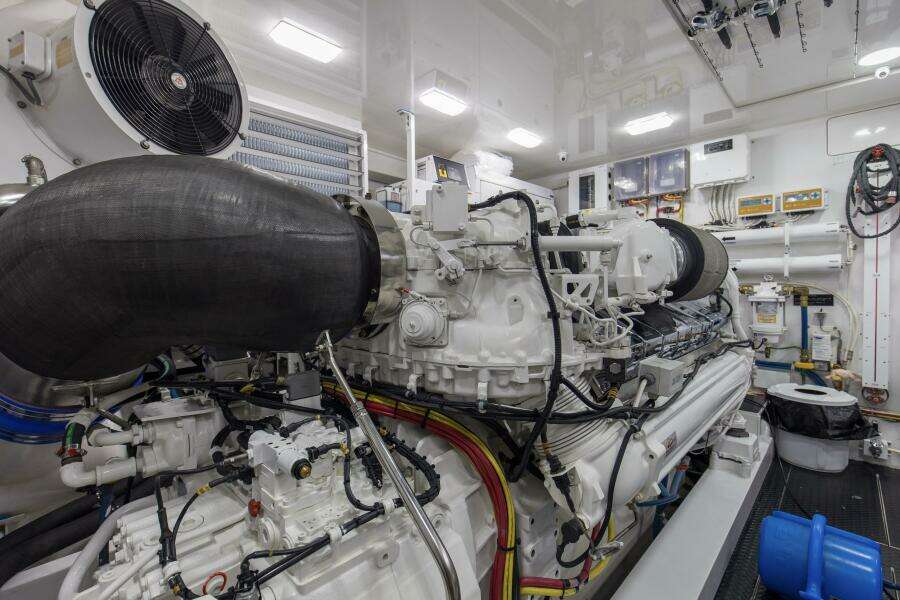 2016 92 Viking Enclosed Bridge Touche Engine Room (1)