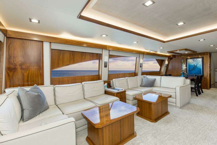 2016 92 Viking Enclosed Bridge Touche Salon (2)