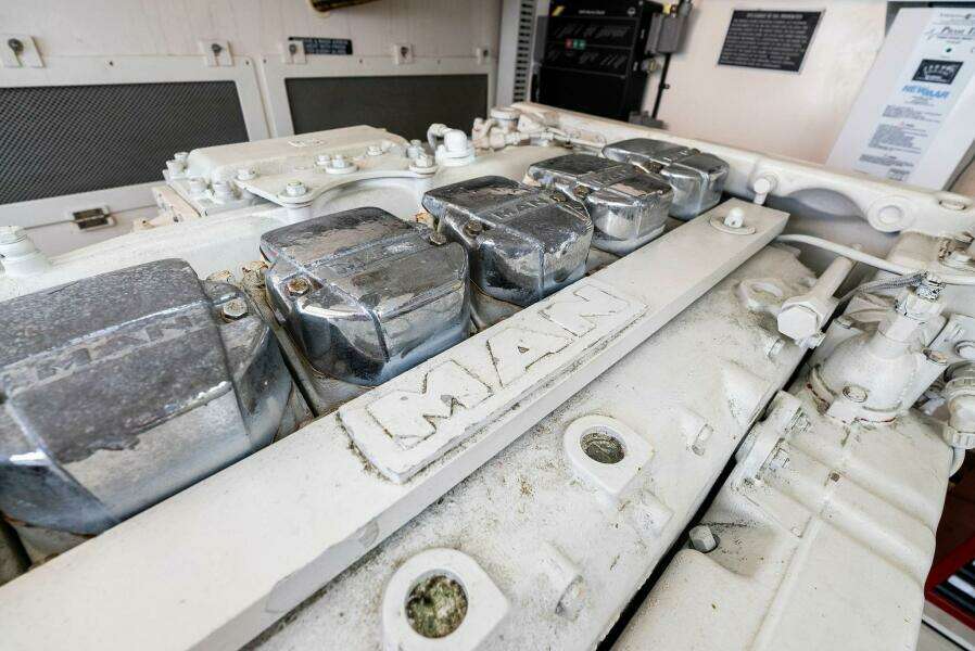 2004 Cabo 40 Hardtop Express