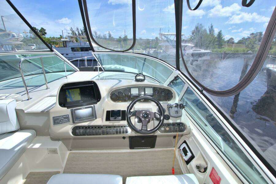 2004 Cruisers Yachts 370 Express