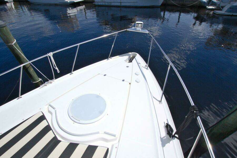 2004 Cruisers Yachts 370 Express