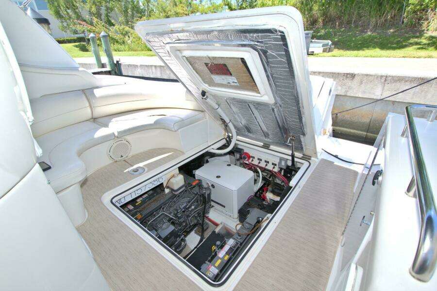 2004 Cruisers Yachts 370 Express