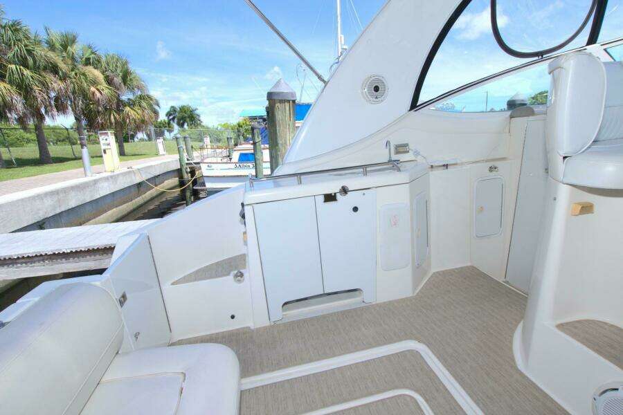 2004 Cruisers Yachts 370 Express