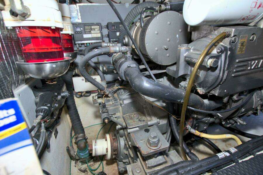 2004 Cruisers Yachts 370 Express