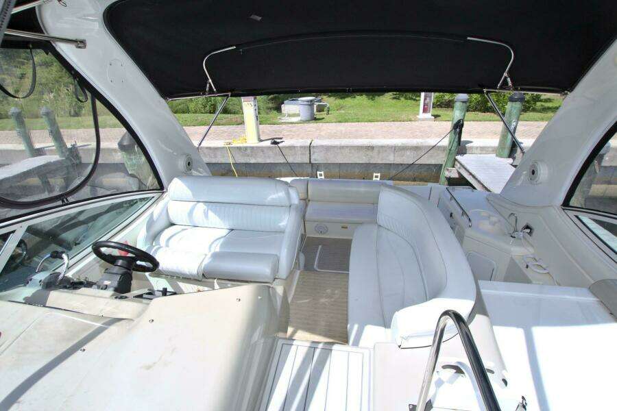 2004 Cruisers Yachts 370 Express
