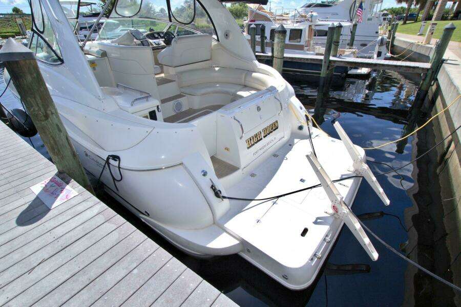 2004 Cruisers Yachts 370 Express