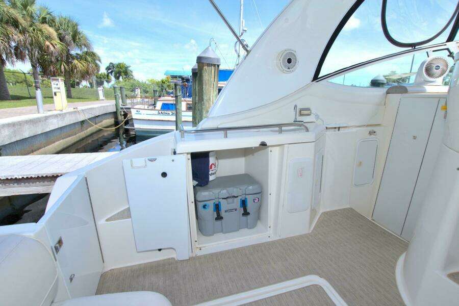 2004 Cruisers Yachts 370 Express