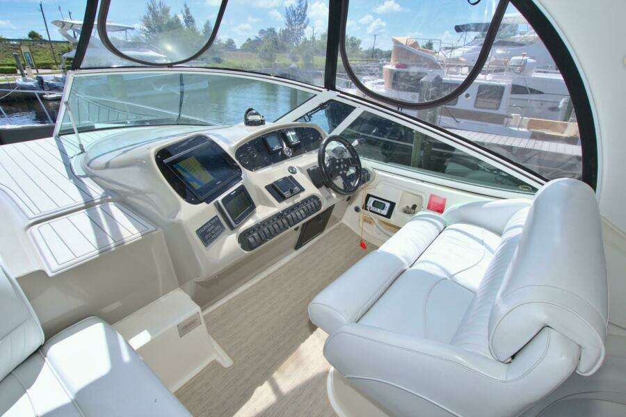 2004 Cruisers Yachts 370 Express