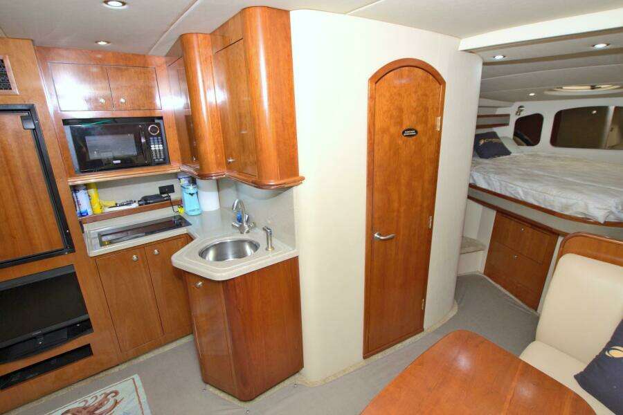 2004 Cruisers Yachts 370 Express