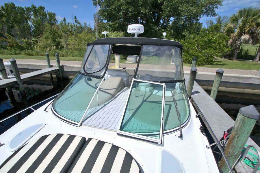 2004 Cruisers Yachts 370 Express