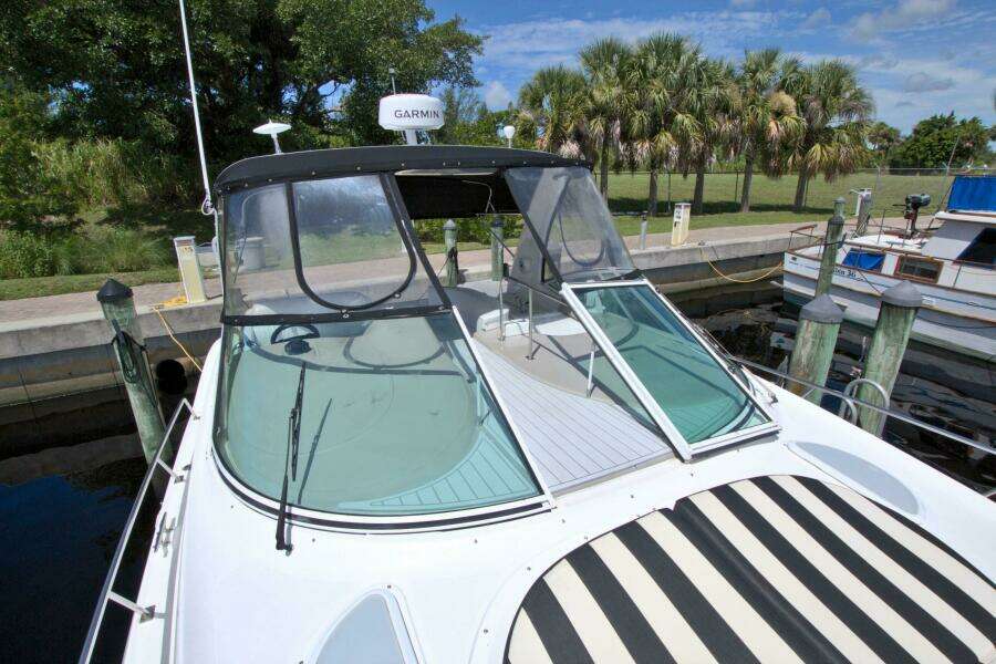 2004 Cruisers Yachts 370 Express