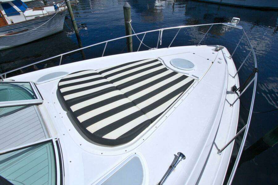 2004 Cruisers Yachts 370 Express