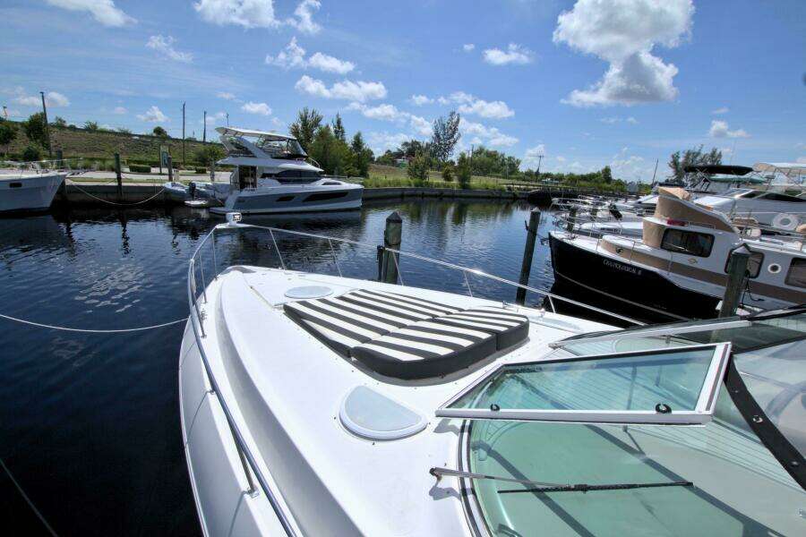 2004 Cruisers Yachts 370 Express