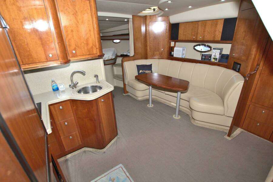 2004 Cruisers Yachts 370 Express