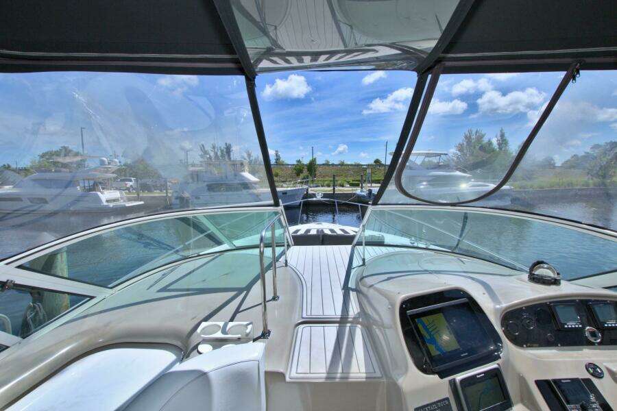 2004 Cruisers Yachts 370 Express