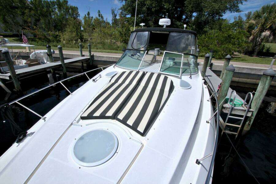 2004 Cruisers Yachts 370 Express