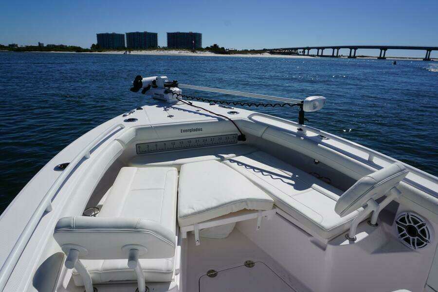2022 25 Everglades 253cc Bow