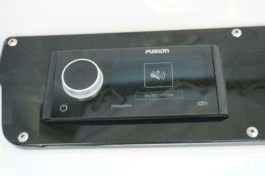 2022 25 Everglades 253cc Electronics (1)