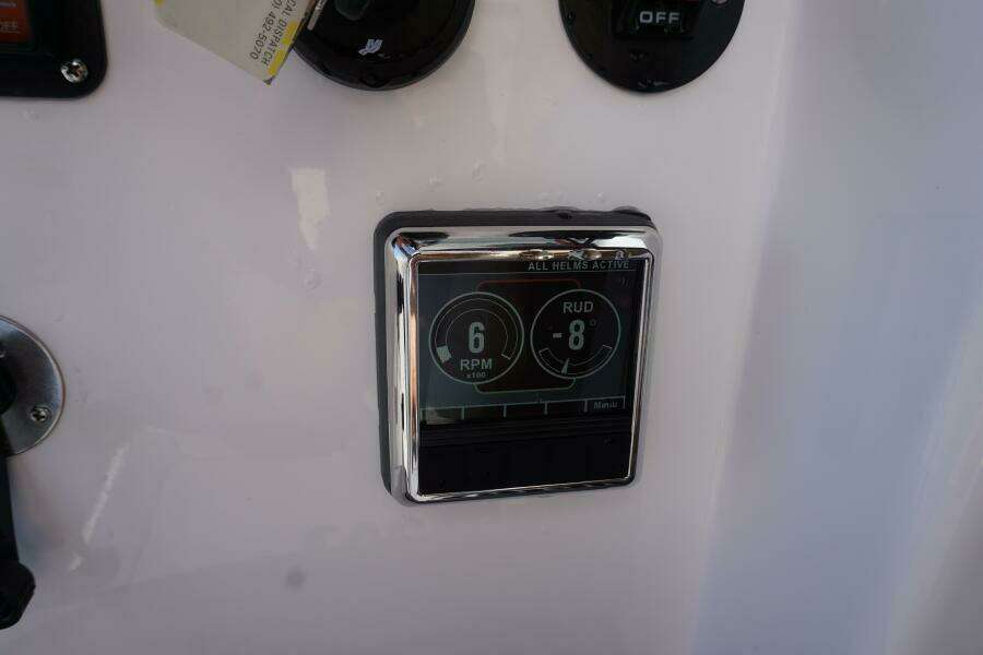 2022 25 Everglades 253cc Steering