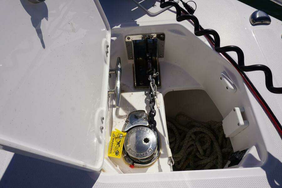 2022 25 Everglades 253cc Windlass