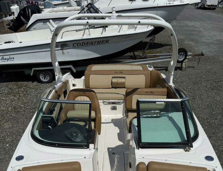 2014 Sea Ray 240 Sun Deck Outboard