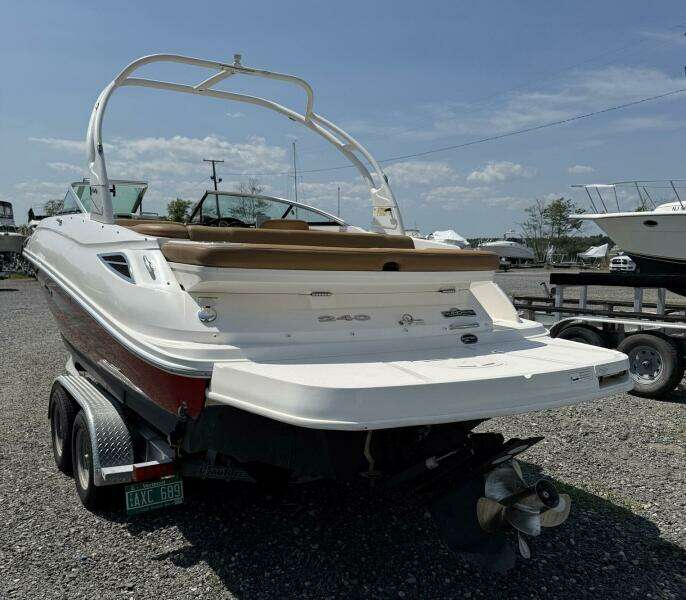 2014 Sea Ray 240 Sun Deck Outboard