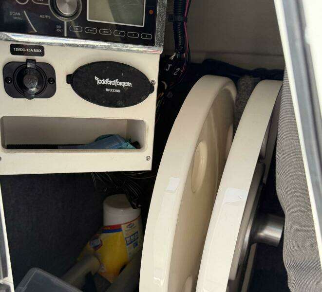 2014 Sea Ray 240 Sun Deck Outboard