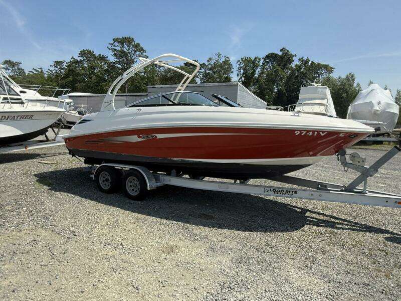 2014 Sea Ray 240 Sun Deck Outboard