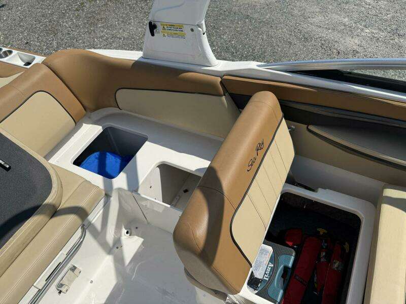 2014 Sea Ray 240 Sun Deck Outboard