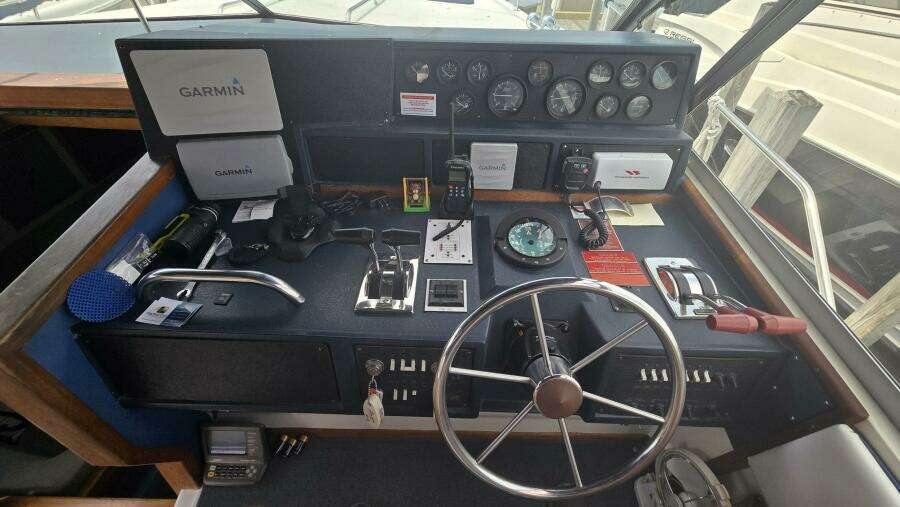 1988 Sea Ray 390 Express Cruiser