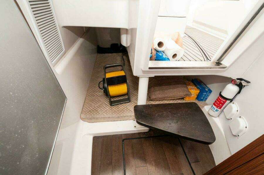 2018 Everglades 350 LX- Mid Birth