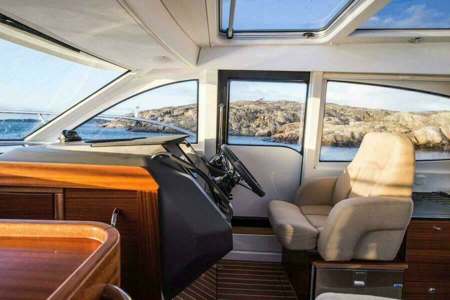 2025 Nimbus 305 Coupe