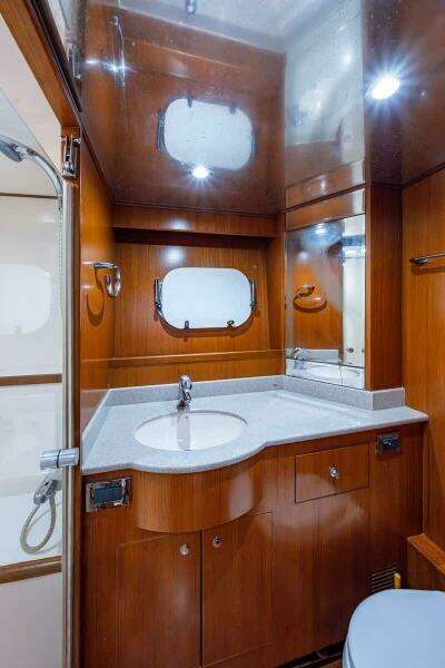 Ocean Alexander 78 Somewhere In Time- Crew Quarters