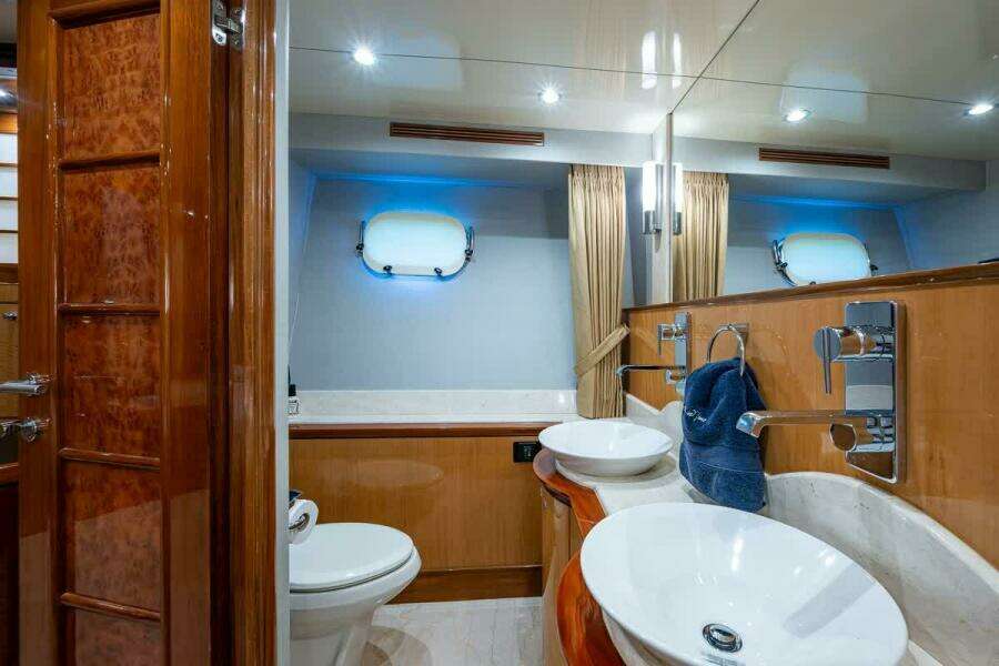 Ocean Alexander 78 Somewhere In Time- Master Stateroom Head