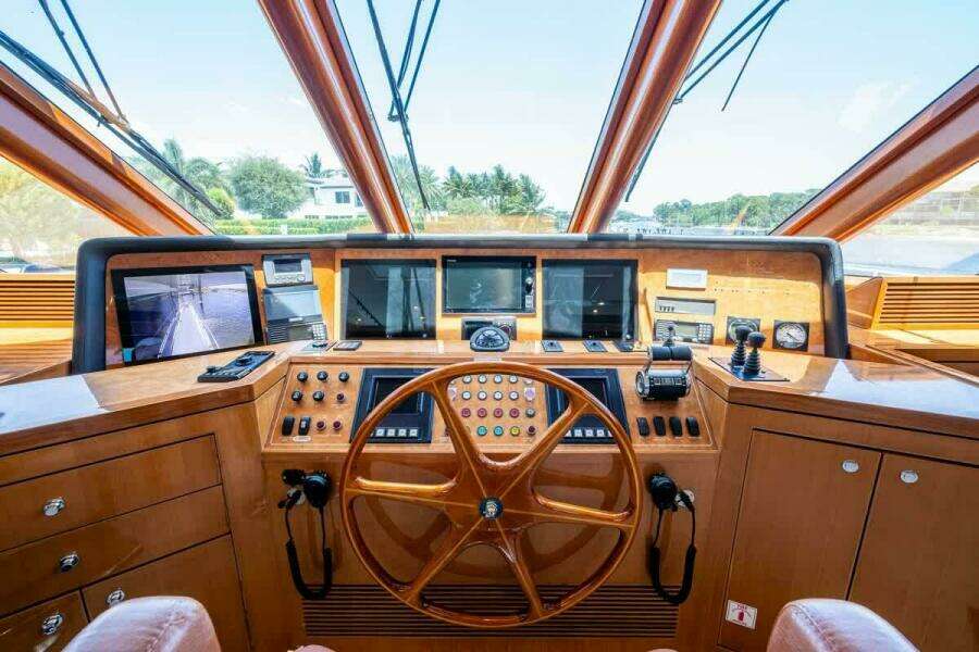 Ocean Alexander 78 Somewhere In Time- Enclosed Bridge Helm
