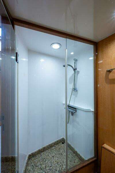 Ocean Alexander 78 Somewhere In Time- Forward Stateroom Head