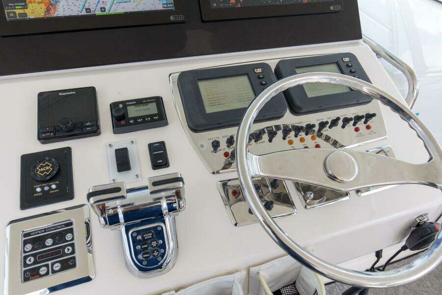 2007 40 Cabo Express Big Blue Electronics (1)