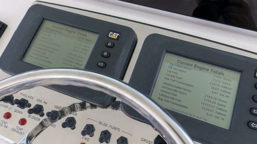 2007 40 Cabo Express Big Blue Electronics (2)